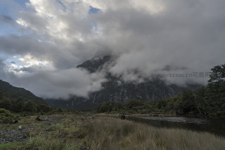 云雾弥漫山河静谧如画