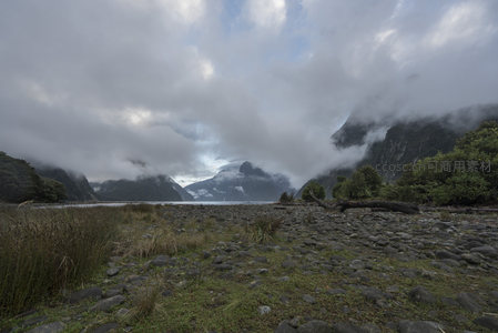 石滩远眺云雾锁峰景致