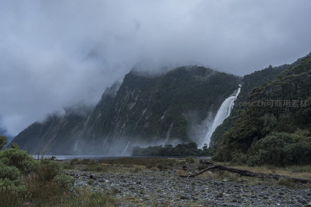 云雾缭绕的山间瀑布，气势磅礴
