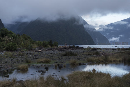湖畔湿地，远山如黛云雾飘渺