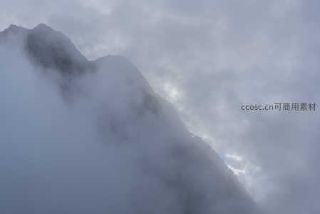 云海吞没山峰，神秘莫测