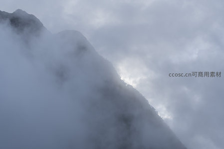 山峦隐于云中，若隐若现