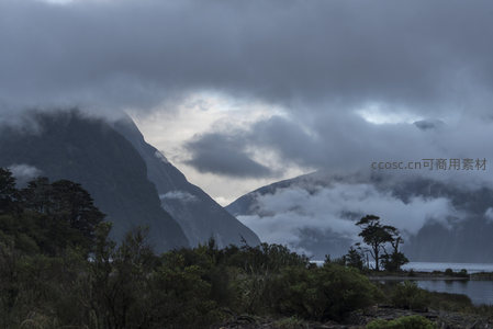 湖畔山影云海相映成趣