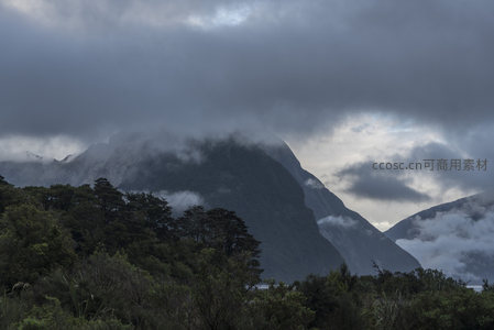 云层压顶的巍峨山体