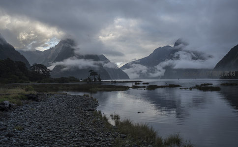 湖光山色映云影水天一色