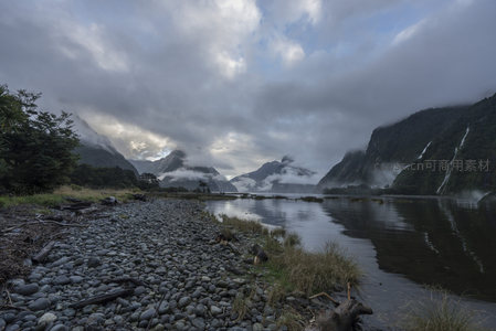 卵石河岸旁的云海峡谷