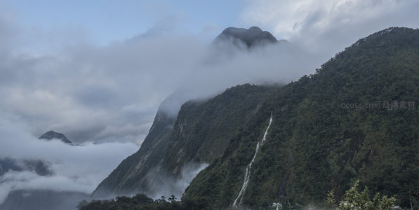 云中秘境瀑布飞流直下