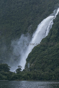 轰鸣巨瀑冲刷翠绿山壁