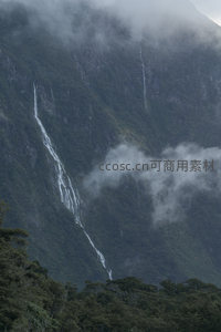 云雾缭绕山间瀑布飞流直下