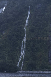 深谷瀑布从密林中奔腾而下