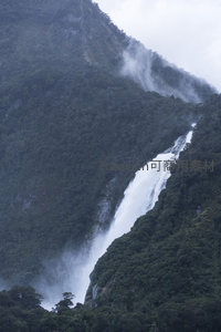 磅礴瀑布冲刷山体激起水雾