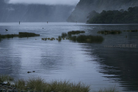 暮色湖面倒影山影水草轻摇