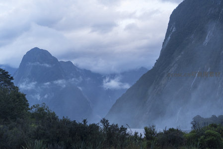 云雾缭绕的峡湾山脉，如梦似幻