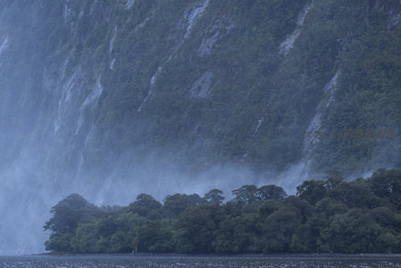 山脚密林映水，雾气氤氲如仙境