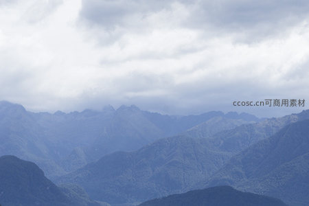 层叠山峦隐于云海，苍茫辽阔