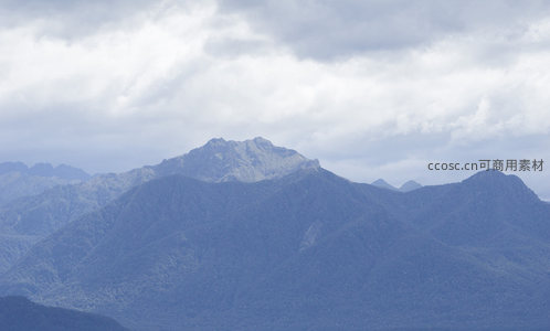 云雾缭绕的巍峨山峰