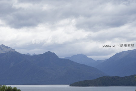 湖光山色云影相映