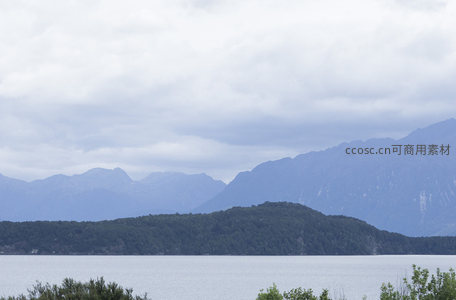 远山如黛湖水如镜