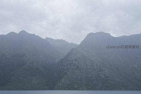 雨雾中的峻岭湖岸