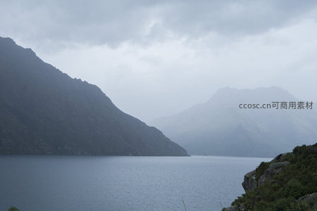 峡湾深处云雾弥漫