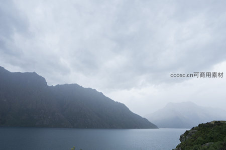 云雾缭绕的湖光山色