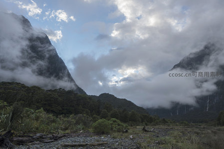 云海穿行山谷秘境