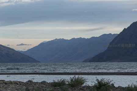 暮色苍茫山湖相依