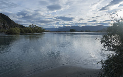 云影浮动河湾如镜