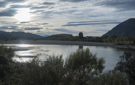 晨曦中的河谷，薄雾轻笼水面