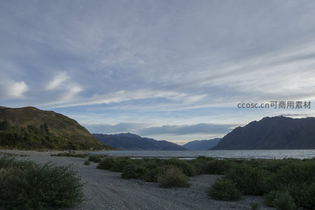 湖畔砾石滩，远山如黛映天际