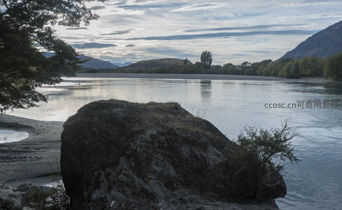 巨岩临水，树影婆娑伴流光