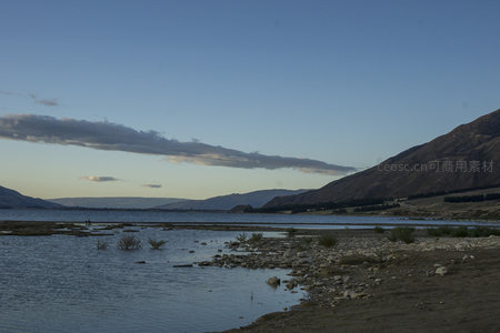 黄昏湖岸，云霞染天山色苍茫