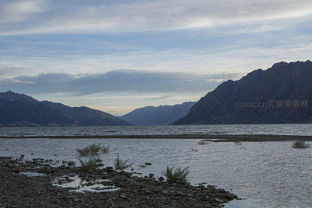 湖光山色映云天，静谧自然风光