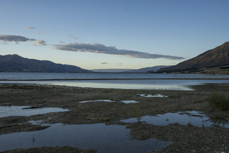 黄昏湖畔滩涂，光影交错如画