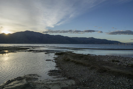 日落山湖相映，天地一色苍茫