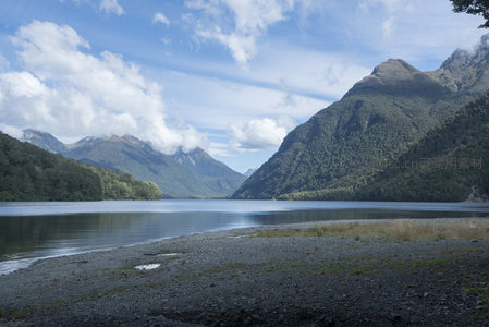 青山绿水间，湖岸风光无限