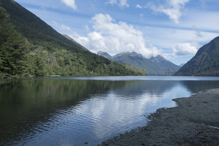 湖光山色映蓝天白云