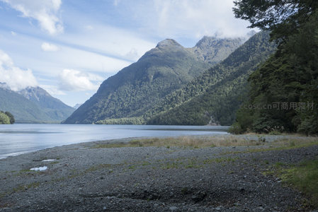 湖畔砾石滩与青翠山峦