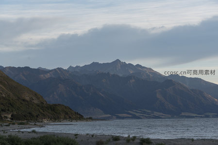 暮色山峦静卧湖畔