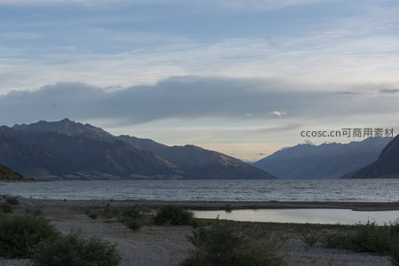 晨昏时分的湖光山影