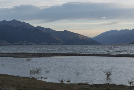 湖光山色映黄昏，静谧水岸展自然画卷