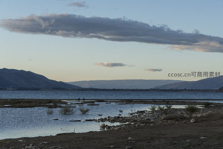 长云横空覆湖面，远山如屏伴夕照