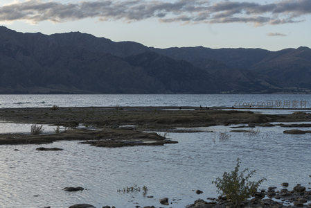 湖滩水影连山色，暮色渐浓鸟归巢