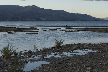 石滩水洼映山影，湖畔黄昏步履轻