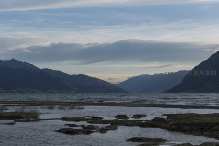 云卷山峦水接天，湖岸幽深意自闲