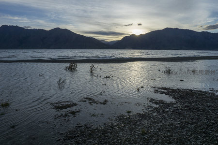 夕阳西下湖光山色静谧如画