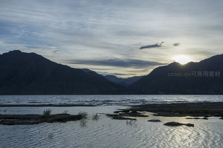暮色苍茫山水相映成趣