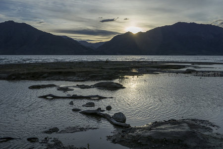 湖畔残木夕照光影斑驳