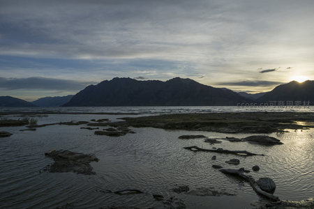 黄昏湖岸山影倒映水间