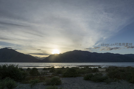 远山日落绿植点缀湖岸